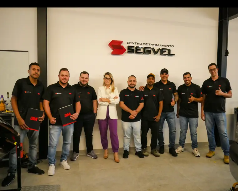 Equipe da Segvel reunida no centro de treinamento da empresa