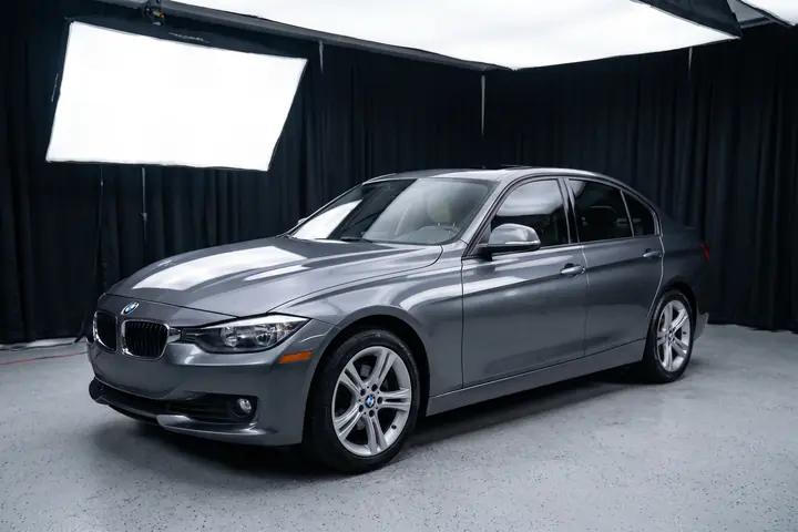 BMW Série 3 cinza num estúdio, com película média nos vidros laterais