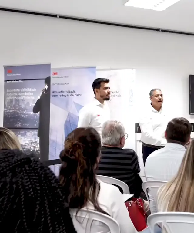 Consultores da Segvel apresentando para lojistas no centro de treinamento