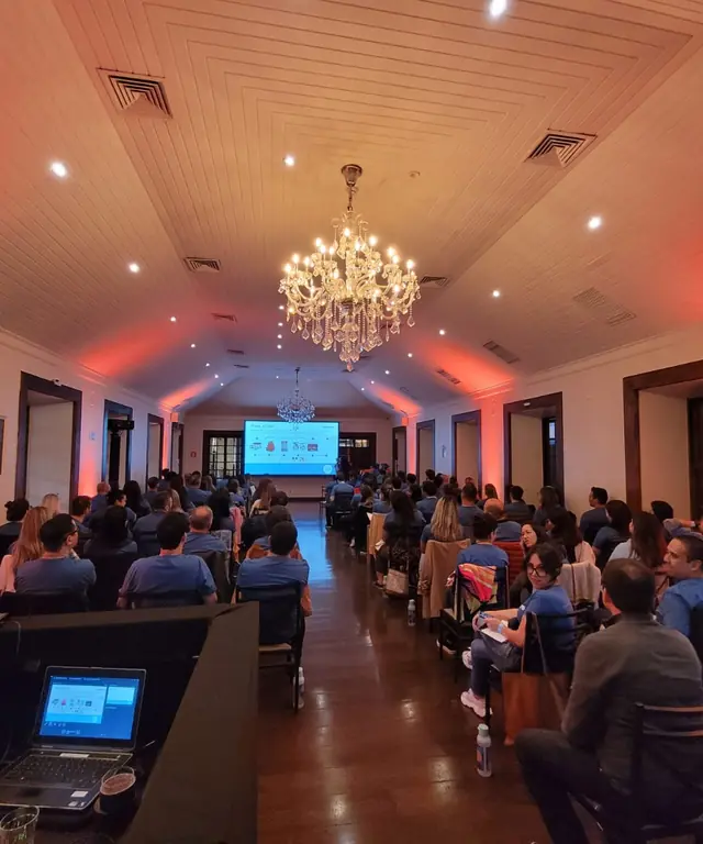 Salão de evento lotado de profissionais do setor automotivo